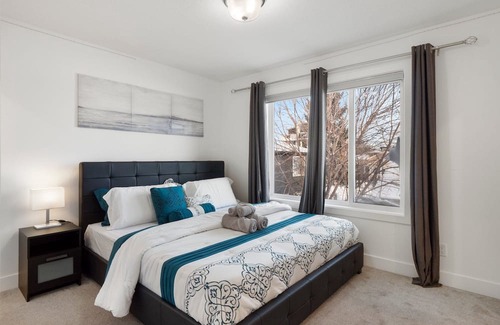 Bridgeland Casa | Discover Luxury With King Bed and Free Parking in Bridgeland