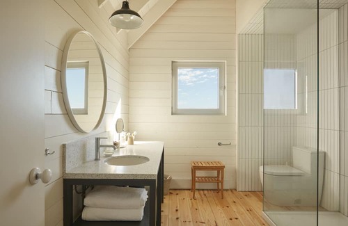 L'Ile-du-Havre-Aubert Casa | Prestigious home, recipient of many architecture awards, with three rooms
