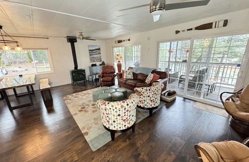Lakehead-Lakeshore Casa | Cute Lakefront & Riverfront Home, Sleeps 8 - Shasta Lakeshore Retreat #11