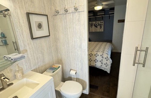 Lakehead-Lakeshore Casa | Cute Lakefront & Riverfront Home, Sleeps 8 - Shasta Lakeshore Retreat #11