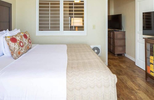 Ormond Shores Casa | Hear the Atlantic waves in this Studio resort apt in Ormond Beach with vacation