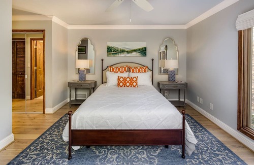 Gainesville Cabina | Luxury Lake Home Retreat on Private 1 Acre lot in Quiet Cove
