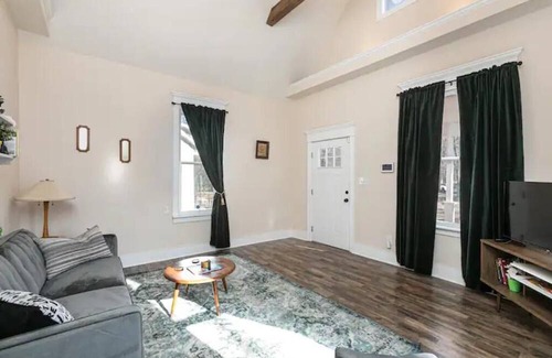Springfield Casa | Renovated 100+ year old Benton Ave. Bungalow