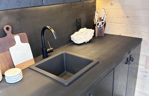 Sevierville Casa | Cozy new modern tiny home/River view/Prime location Downtown Sevierville, TN