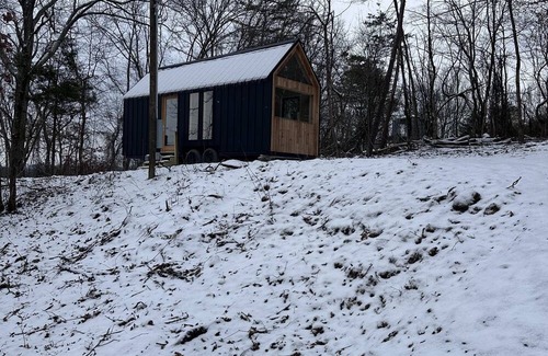 Sevierville Casa | Cozy new modern tiny home/River view/Prime location Downtown Sevierville, TN