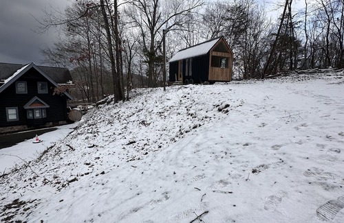 Sevierville Casa | Cozy new modern tiny home/River view/Prime location Downtown Sevierville, TN