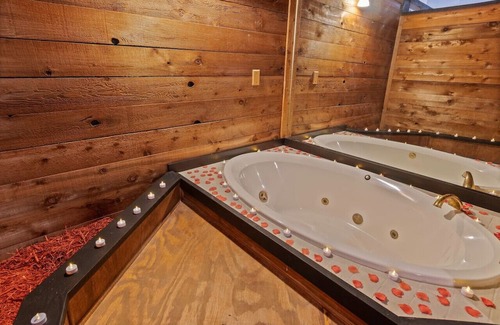 Kissimmee Cabina | Romantic Cabin w/ Balcony + Tub + Hammock + Grill