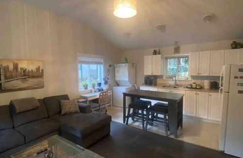 Surrey Cabaña | ZEN COTTAGE, HOT TUB AND RELAX