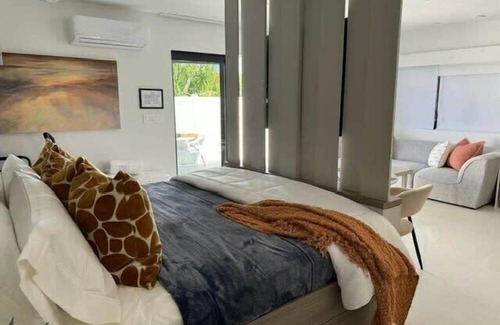 North Corals Apartamento | NEW Luxury Private Modern wPatio 1 Mi to Beach