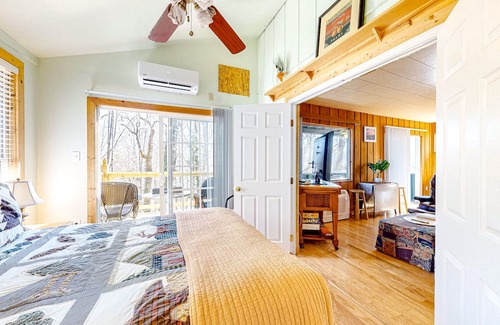 Hayesville Cabina | Dog-friendly hillside cabin with porches & mountain/forest views