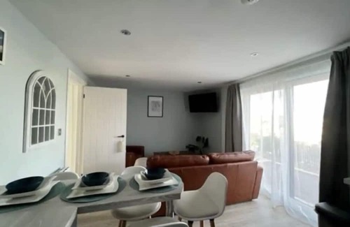 Bridgend Casa | Orchard Lodge - Coastal Retreat
