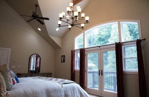 Greenfield Center Casa | Belmont ready! Large post and beam, minutes to downtown and track. Lots of room!