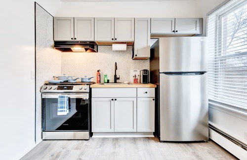 Springfield Apartamento | Stylish & Modern Getaway in Downtown Springfield!