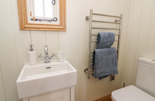 Pontrhydfendigaid Cabaña | CWT Y GORS, pet friendly, with hot tub in Pontrhydfendigaid