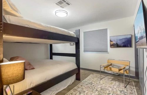 Cox Heights Casa | Old Town Family & Pet Friendly Jacuzzi King