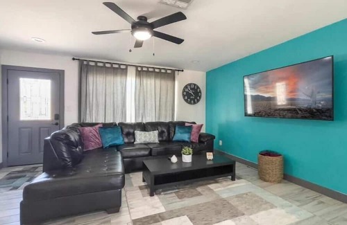 Cox Heights Casa | Old Town Family & Pet Friendly Jacuzzi King