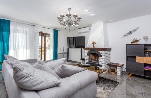 Smrika Casa | Enjoy your stay in this spacious and stylish house with pool and sea view.
