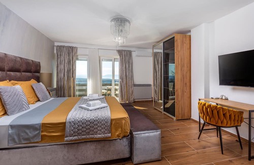 Smrika Casa | Enjoy your stay in this spacious and stylish house with pool and sea view.