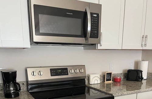 Cape Coral Casa | NEW 3 Bed 2 Bath with Full Size Kitchen Vacation Home - Free Wifi and Parking