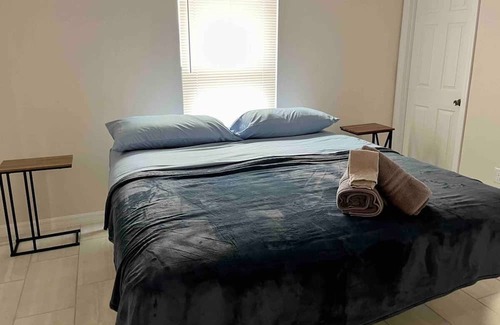 Cape Coral Casa | NEW 3 Bed 2 Bath with Full Size Kitchen Vacation Home - Free Wifi and Parking