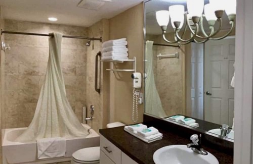 Weston Complejo | Weston offers an upscale community that thrives on golf, tennis, and spas.