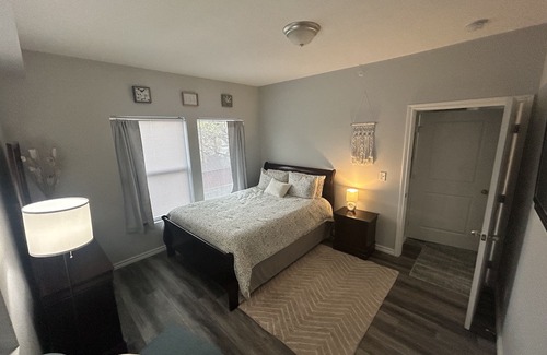 Wichita Apartamento | Cozy, central location with amenities galore! Pet-friendly and an attentive host