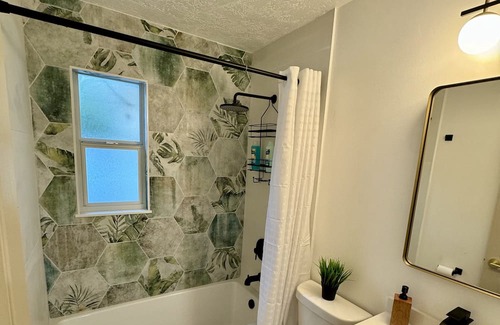St. Petersburg - Clearwater Casa | Hampton Hideaway in Saint Pete with WiFi, smart TVs, firepit, & free parking!