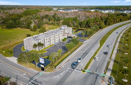 Wesley Chapel Casa | Stay Near The Grove - Free Breakfast, Outdoor Pool & Free Parking in 4 Units