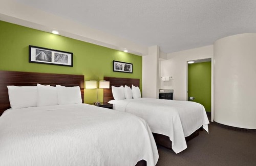 Wesley Chapel Casa | Stay Near The Grove - Free Breakfast, Outdoor Pool & Free Parking in 4 Units