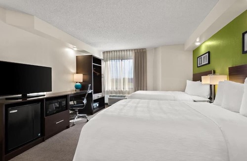 Wesley Chapel Casa | Stay Near The Grove - Free Breakfast, Outdoor Pool & Free Parking in 4 Units