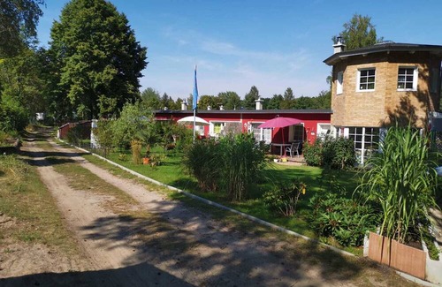 Joachimsthal Casa | Holiday Home 'Bungalow Lila 2 Schlafzimmer' with Private Terrace, Shared Garden and Wi-Fi