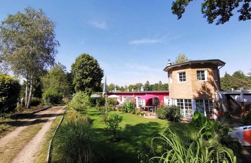 Joachimsthal Casa | Holiday Home 'Bungalow Lila 2 Schlafzimmer' with Private Terrace, Shared Garden and Wi-Fi