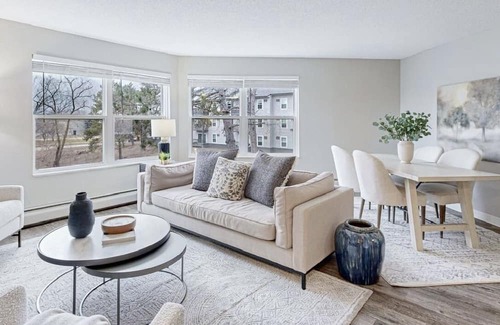 West Bloomington Condominio | Balcony Haven: Clubhouse, VR, Parking, Champagne, & more- A Perfect Spring!