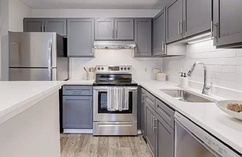 West Bloomington Condominio | Balcony Haven: Clubhouse, VR, Parking, Champagne, & more- A Perfect Spring!