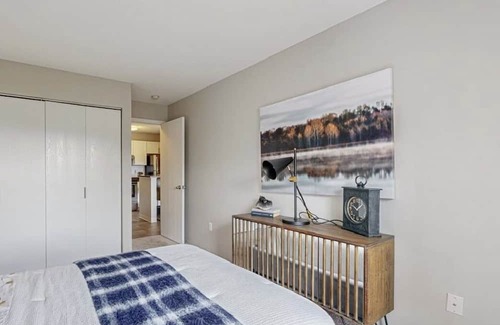 West Bloomington Condominio | Balcony Haven: Clubhouse, VR, Parking, Champagne, & more- A Perfect Spring!