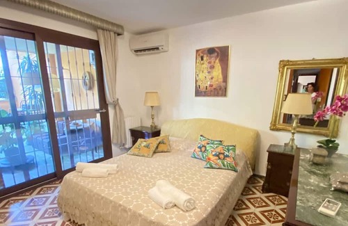 Addaura Apartamento | Apartment in villa - 2 minutes walk to the beach
