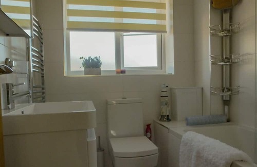 Isle of Portland Casa | PennWay House - Modern, Hot Tub and Sea Views