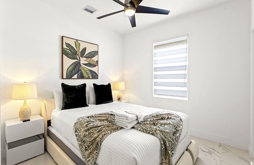 Homestead Casa | Modern house/sleeps 8/heated pool/lux backyard/Everglades/Keys