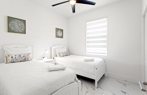 Homestead Casa | Modern house/sleeps 8/heated pool/lux backyard/Everglades/Keys