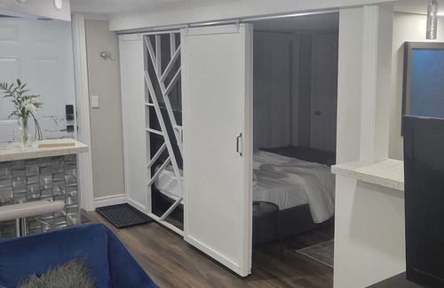 Malton Casa | Cozy basement apartment mins from the airport Hwy., Parks, mall and casino