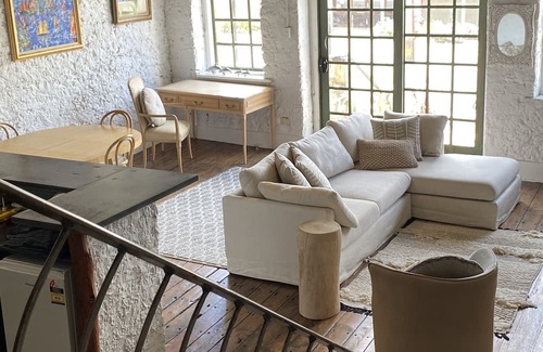 Upper Wakefield Apartamento | Stunning and Spacious Loft-Style Apartment in Historic Auburn