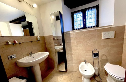 Arpino Otro | Spacious double room in an ancient farmhouse with exposed beams and 19th century stone equipped with