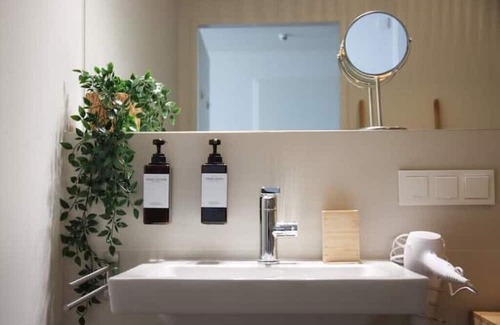 Donaustadt Apartamento | Boho Bliss: Stilvolles Apartment mit Pool&gym&sauna