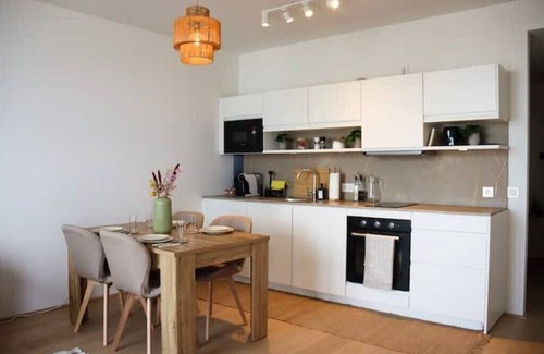Donaustadt Apartamento | Boho Bliss: Stilvolles Apartment mit Pool&gym&sauna