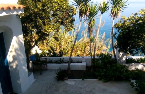 Evdilos Casa | Bella Vista GuesthousenCosy studio apt. w/sea view, front yard,10' to Evdilos