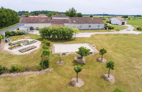 Brives-sur-Charente Cama Y Desayuno | Les Roses Chambre Avec vue sur Jardin
