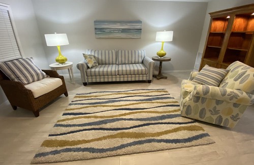 Rock Ridge Apartamento | Spacious 2BR/2BA 5 min to beach with yard and garage