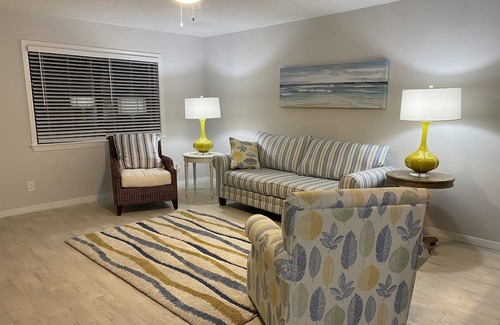 Rock Ridge Apartamento | Spacious 2BR/2BA 5 min to beach with yard and garage