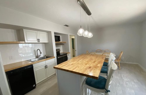 Rock Ridge Apartamento | Spacious 2BR/2BA 5 min to beach with yard and garage