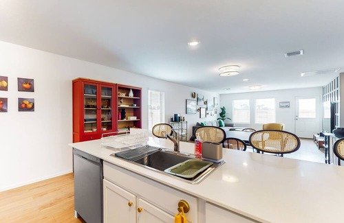Willis Casa | Stylish & spacious getaway with large fenced yard & W/D - near lakes & golf